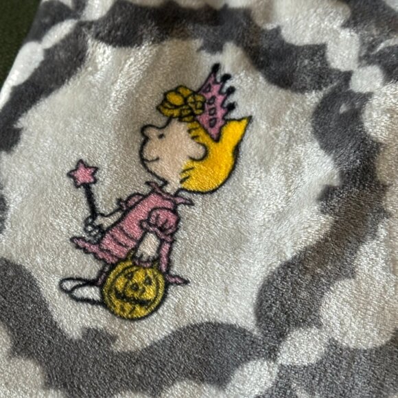 Peanuts Snoopy Extra long plush Halloween throw blanket | Grey Snoopy blanket - Picture 4 of 6